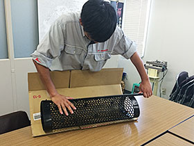 接続部分を押しながら接続具を挿入